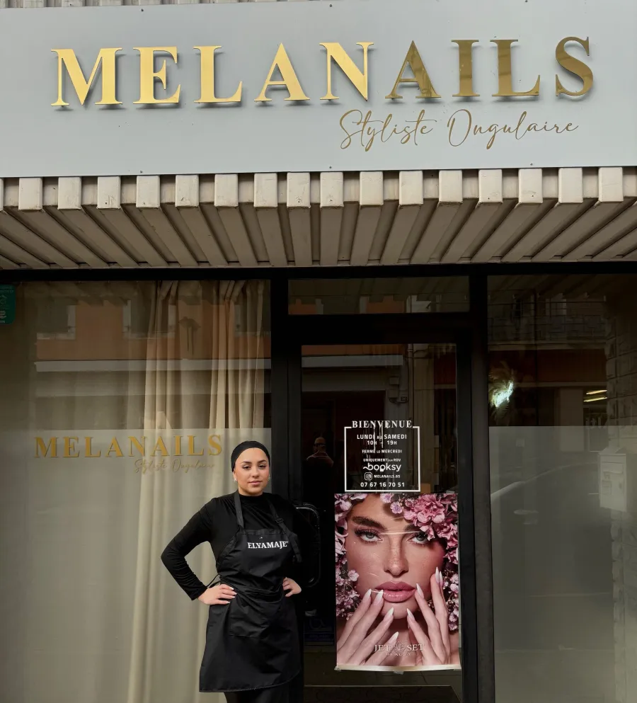 Mélissa devant la devanture de Mélanails, 103 rue Georges Clemenceau
