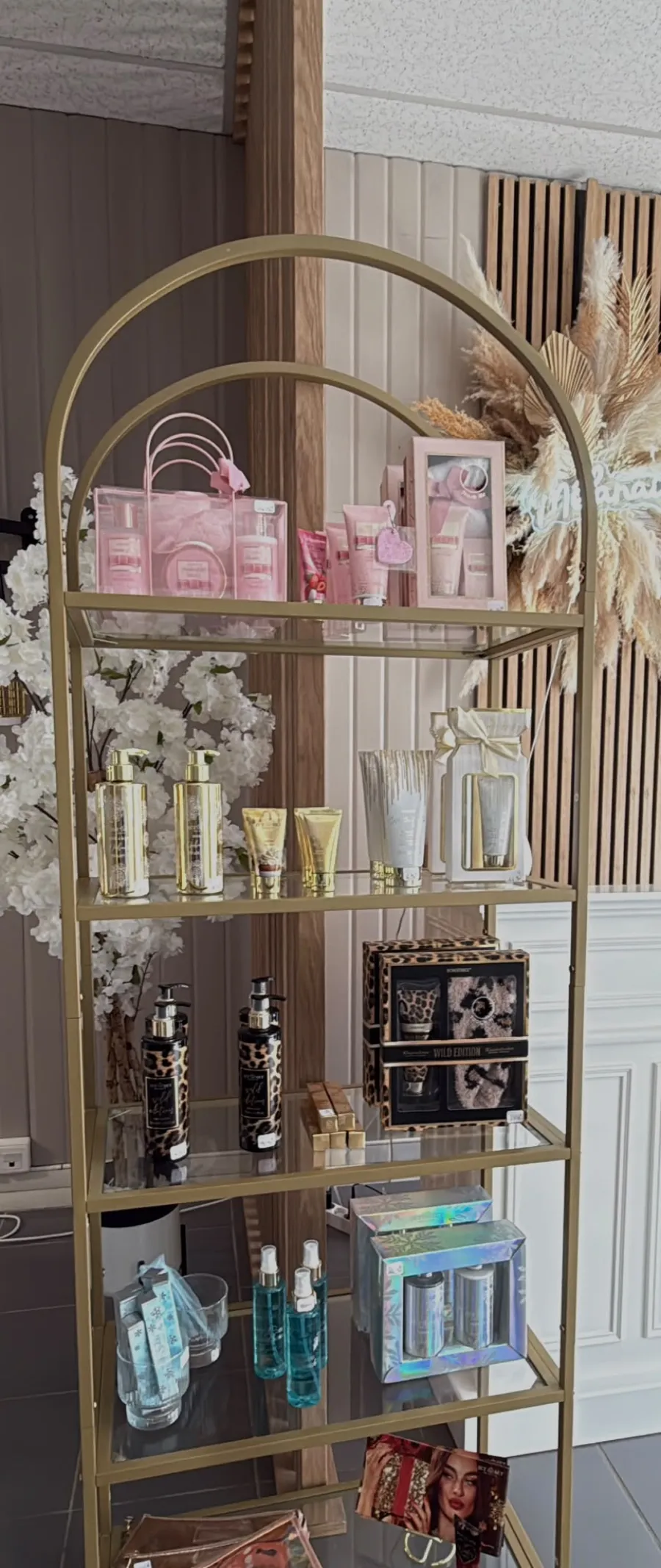 L'étagère dorée et sa sélection de produits